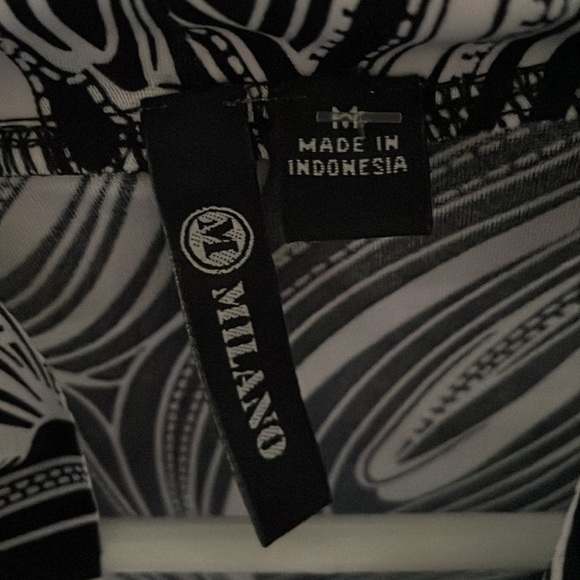 Black and white sleeveless top, never worn! Size Medium - Picture 2 of 3